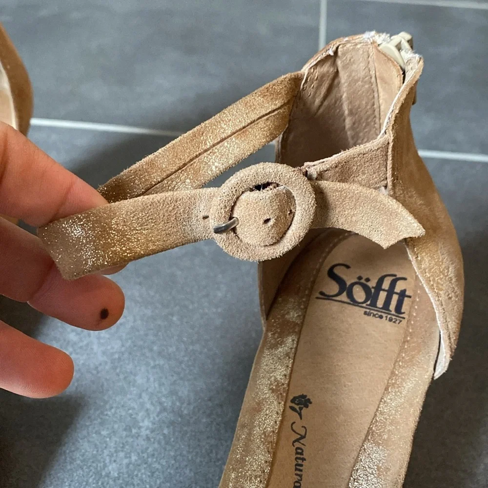 Soft womens Marla suede‎ wedge heel Sandals in gold size 9